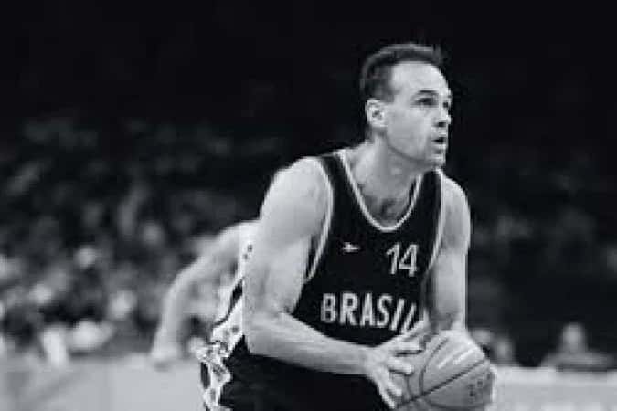 Despedida silenciosa: Oscar Schmidt é cremado com a camisa da seleção brasileira