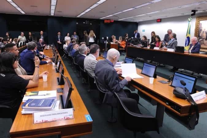 Vista coletiva trava análise da PEC que acaba com escala 6×1 na CCJ