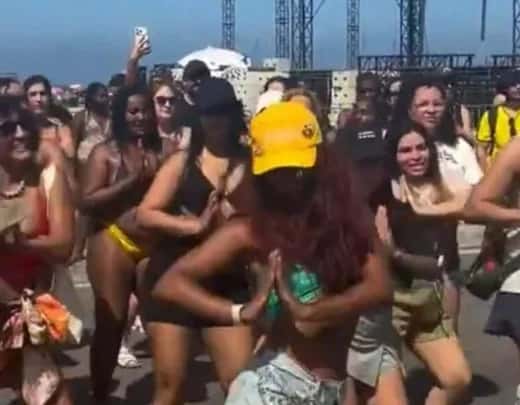 Fãs dançam Waka Waka em Copacabana antes do show de Shakira