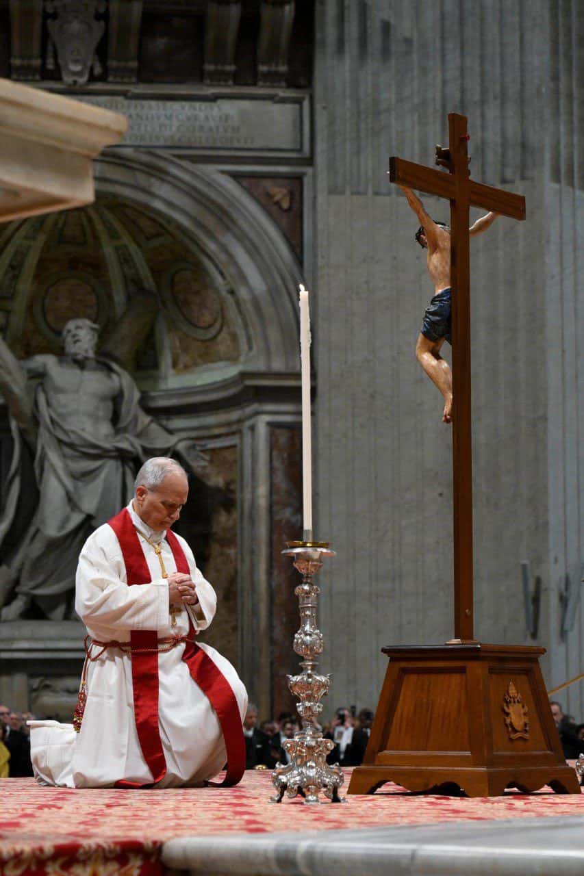 Papa Leão XIV faz sua primeira via-crúcis no Coliseu