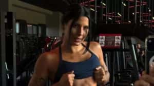 Abdômen trincado de Ana Castela chama atenção e cantora nega uso de IA