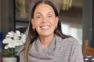 Carolina Ferraz testa maquiagem e resultado muda completamente com a luz