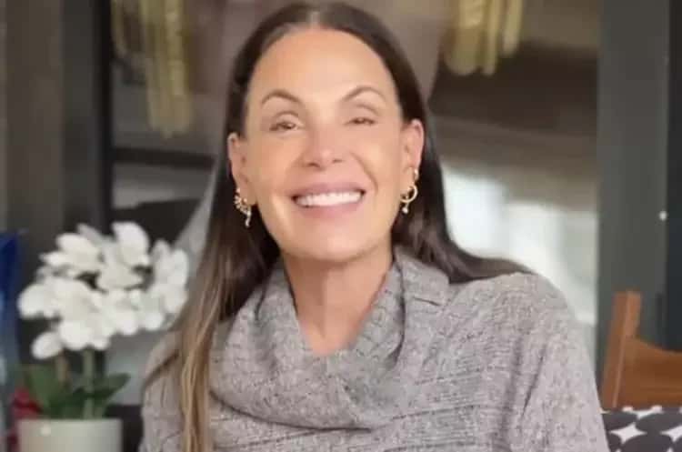 Carolina Ferraz testa maquiagem e resultado muda completamente com a luz