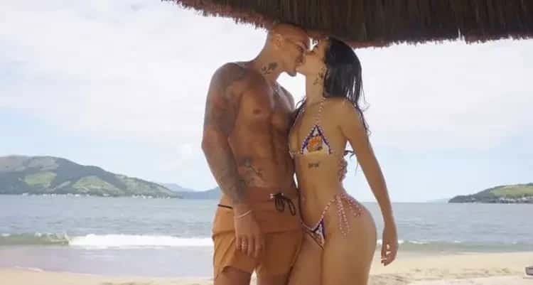 Mel Maia e namorado aparecem em clima de romance em cima de prancha