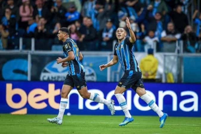 De virada, Grêmio bate o Santos na Arena e respira no Brasileirão