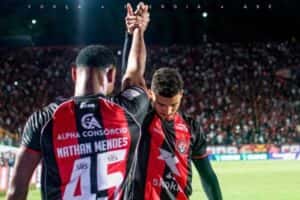 Com embalo da torcida, Vitória bate Internacional e ganha fôlego no Brasileirão