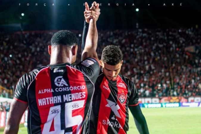 Com embalo da torcida, Vitória bate Internacional e ganha fôlego no Brasileirão