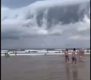 Nuvem do “apocalipse” assusta banhistas no litoral de São Paulo