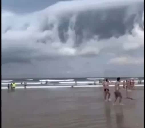 Nuvem do “apocalipse” assusta banhistas no litoral de São Paulo