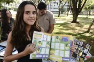 Febre pelas figurinhas da Copa conquista fãs de todas as idades