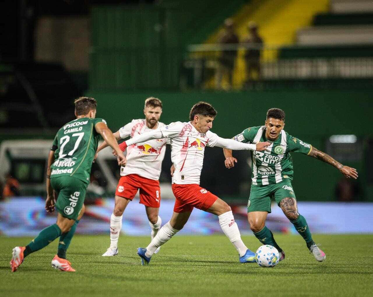 Bragantino vira e afunda a Chapecoense na lanterna