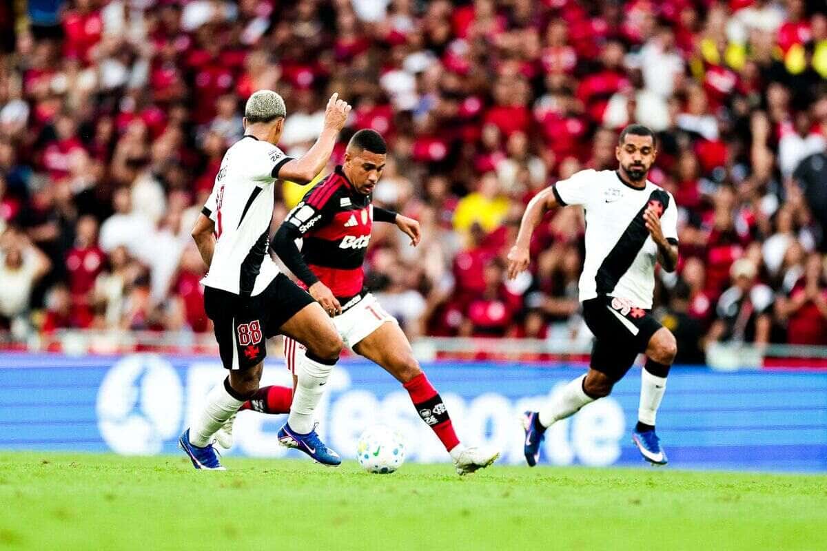 Com lei do ex em ação, Vasco arranca empate no fim com o Flamengo pelo Brasileirão
