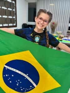 Quem é a torcedora mirim que “aconselha” Ancelotti nas redes sociais