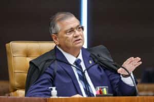 Ministro Flávio Dino sofre acidente doméstico e fratura o pé