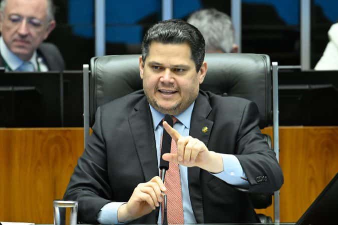 Alcolumbre diz que Senado analisará PEC do fim da escala 6×1 “sem pressa”