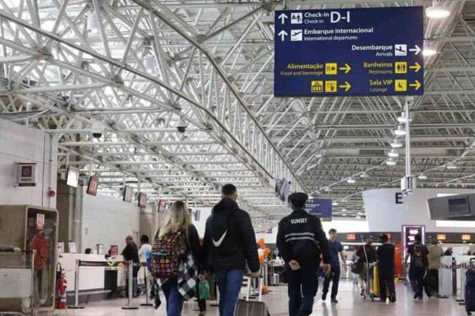 Passageira agride funcionários após discussão sobre check-in em aeroporto