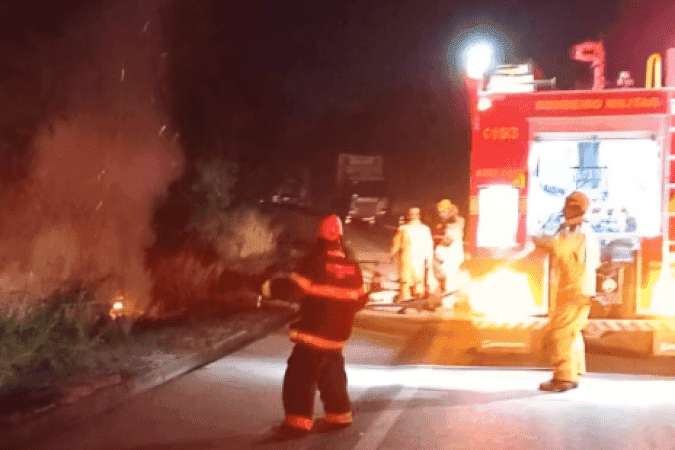 Motociclista morre carbonizado ao colidir de frente com carro em MG