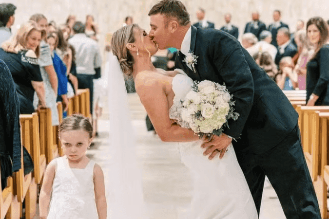 Dama de honra faz careta para foto e rouba a cena em casamento dos pais