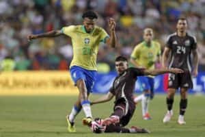 Éderson fura a fila com Ancelotti e vira o operário da Seleção
