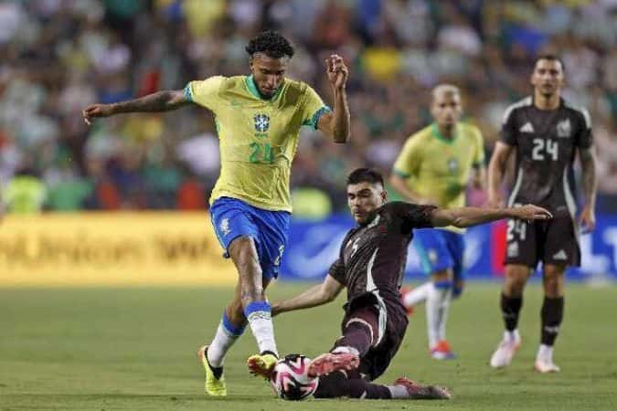 Éderson fura a fila com Ancelotti e vira o operário da Seleção