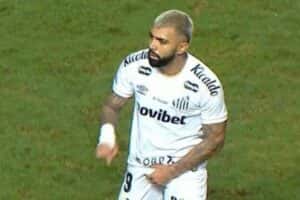 Gabigol é expulso de jogo do Santos após gesto obsceno
