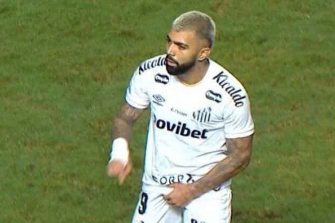 Gabigol é expulso de jogo do Santos após gesto obsceno
