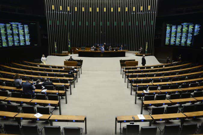 CCJ da Câmara adia votação de PEC da redução da maioridade penal