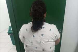 Mulher de 37 anos finge ter 12 e é presa por estelionato após ser adotada