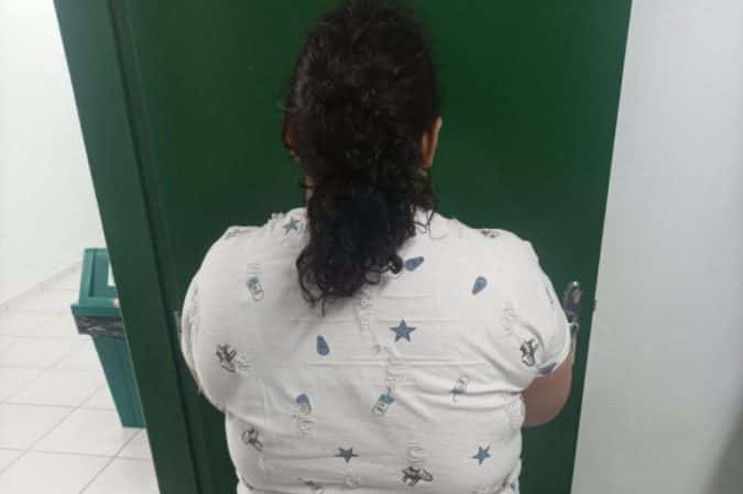 Mulher de 37 anos finge ter 12 e é presa por estelionato após ser adotada