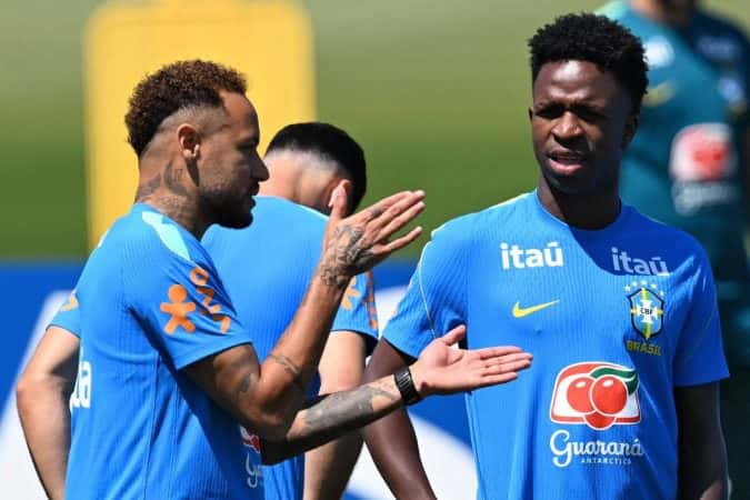 Neymar “cola” em Vini Jr. e treina pela primeira vez com o grupo