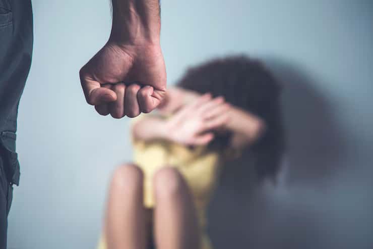 Mulher lutou contra agressor por 13 minutos após ter casa invadida