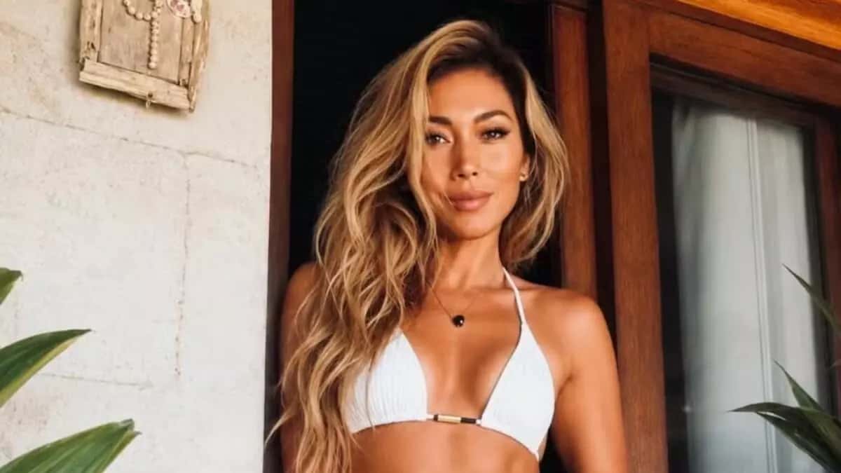 Aos 48 anos, Danni Suzuki posa de biquíni branco e rouba a cena com sua beleza