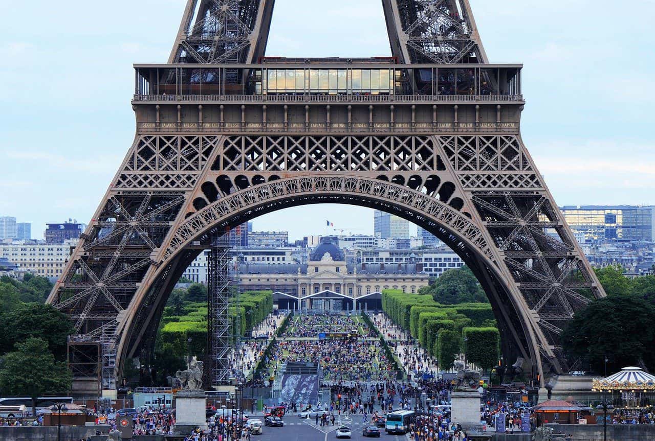 Torre Eiffel e Louvre fecharão mais cedo devido à onda de calor