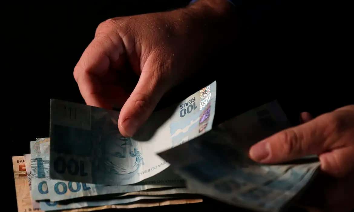 Brasileiros sacaram em abril R$ 482,8 milhões esquecidos em bancos
