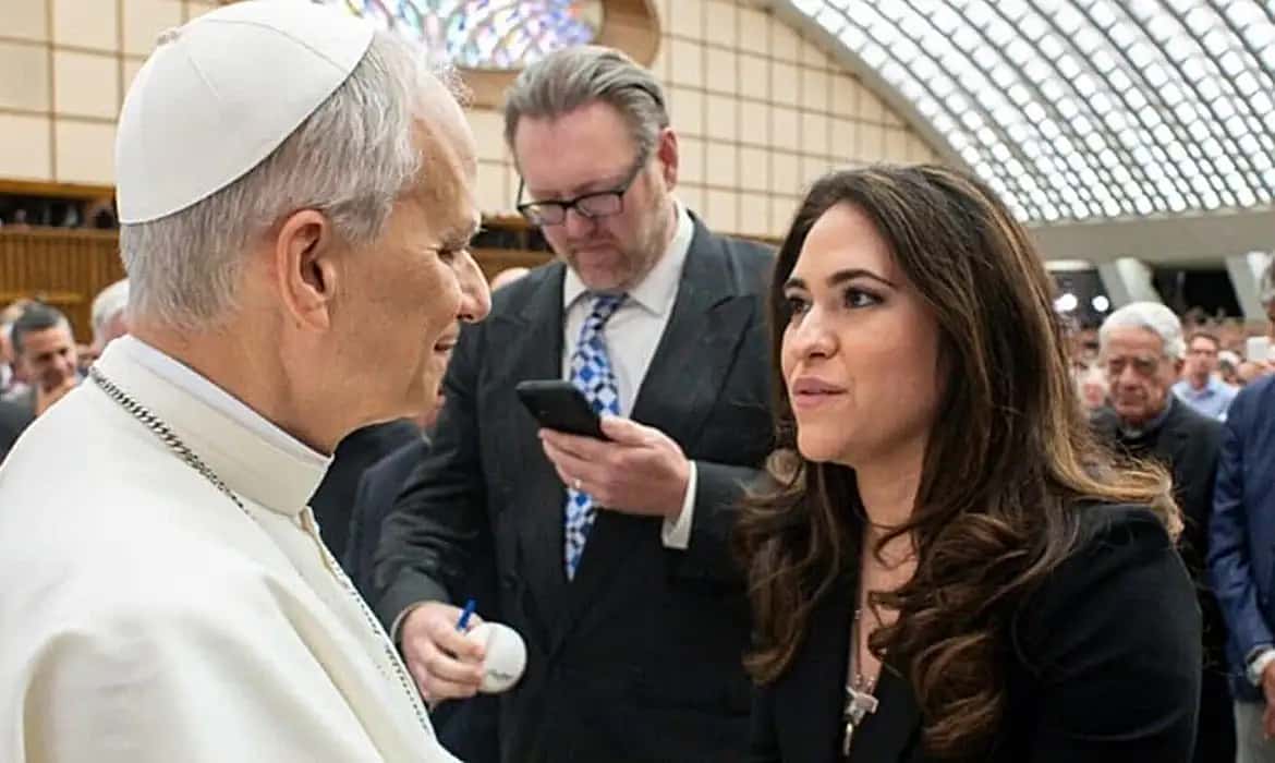 Quem é a primeira mulher a comandar comunicação oficial do Vaticano?