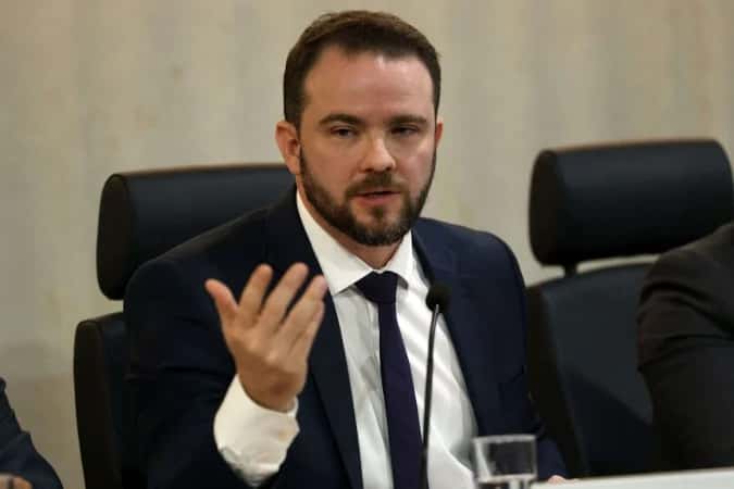 Durigan adia decisão sobre fim do subsídio à gasolina após alta do petróleo