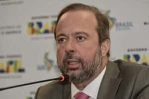 Nova mistura de etanol pode reduzir gasolina em R$ 0,03, diz Silveira