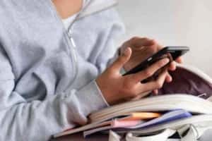 Proibição de celulares completa um ano e melhora atenção nas escolas