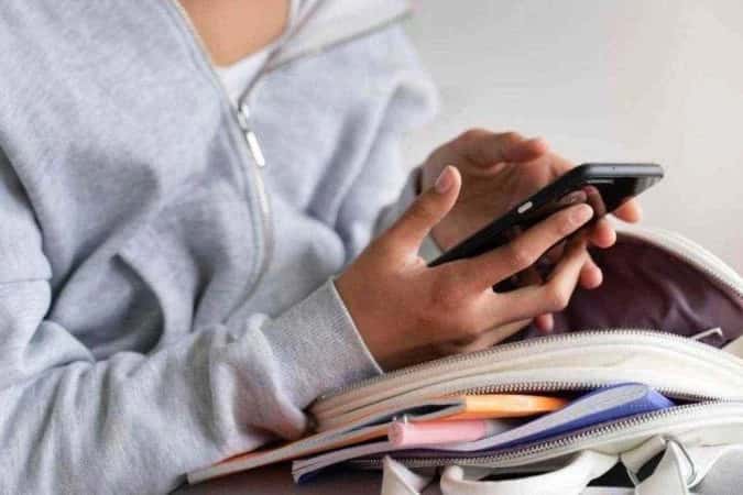 Proibição de celulares completa um ano e melhora atenção nas escolas