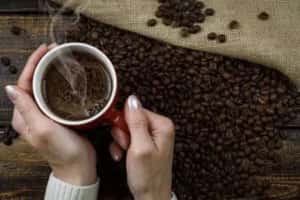 Estudo diz que até quatro xícaras de café por dia podem proteger coração
