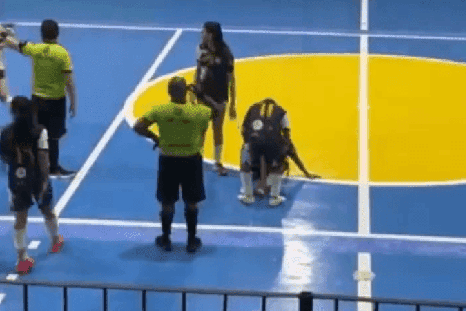 Jogadora de futsal é suspensa por 5 anos após chutar cabeça de adversária