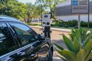 Carros elétricos e híbridos ampliam presença nas ruas brasileiras