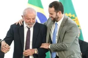 Governo avalia rever “taxa das blusinhas” se importações afetarem indústria