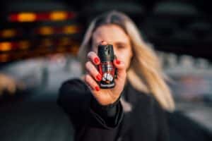 Spray de pimenta: entenda as novas regras para mulheres no Brasil