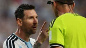 ‘Fala direito comigo’: Messi dá ‘bronca’ em árbitro de Argentina x Suíça