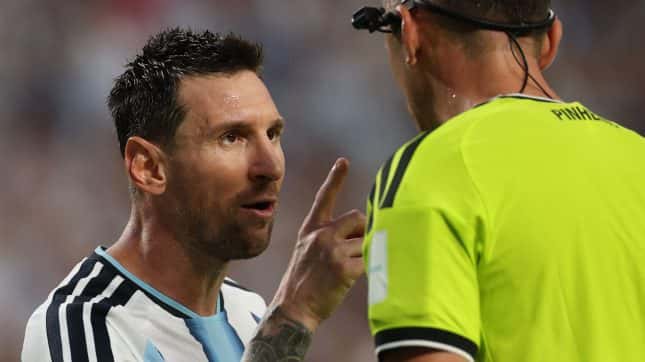 ‘Fala direito comigo’: Messi dá ‘bronca’ em árbitro de Argentina x Suíça