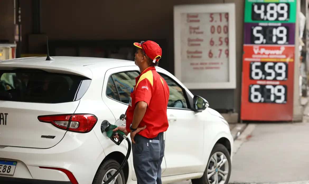 Aumento de etanol na gasolina divide opiniões sobre impacto em carros
