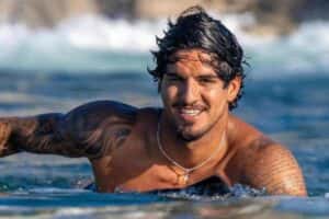 Gabriel Medina sofre ferimento na cabeça durante treino em Teahupoo