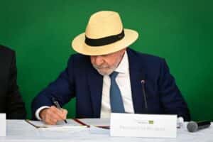 Plano de governo de Lula prevê defesa da soberania e revisão de emendas