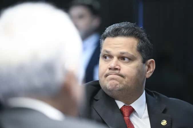 Davi Alcolumbre dá sinal verde para PEC da escala 6 x 1 avançar